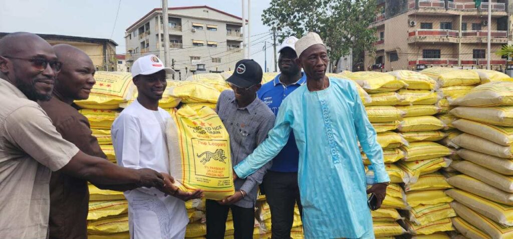 Au nom du Président de la République M. Ibrahima Sory Sidibe fait un don de riz à la mairie de Matam .
