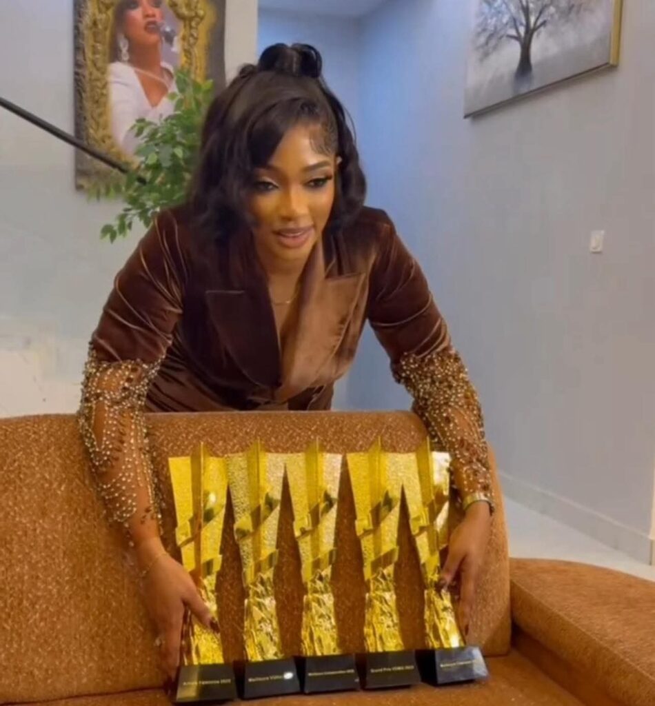 Djelikaba Bintou remporte 5 trophées aux Victoires de la Musique Guinéenne
